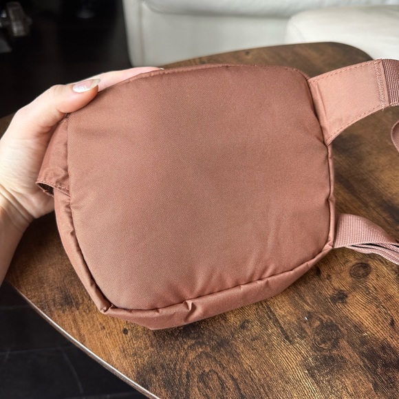 Herschel Supply Co. Fourteen Belt Bag Tan Gold Zipper Adjustable Fanny Pack - Picture 4 of 7